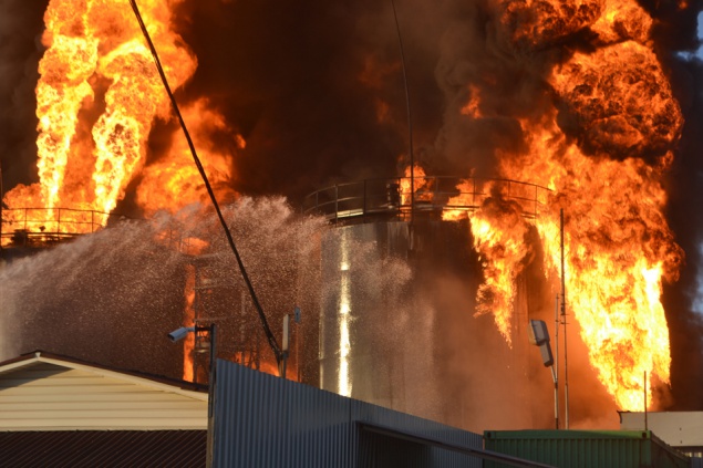 ГСЧС остановило наступление огня на лесные массивы из-за пожара на нефтебазе под Киевом