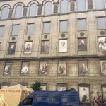 В окнах дома на Ярославовом Валу появились новые фото