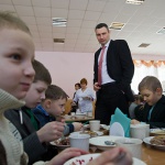 В Святошинском районе столицы детей намерены кормить дорого и абы чем