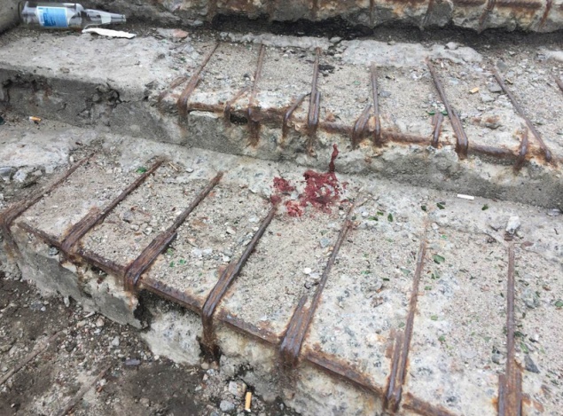 В Киеве возле метро "Выдубичи" нашли раненую девушку (фото)