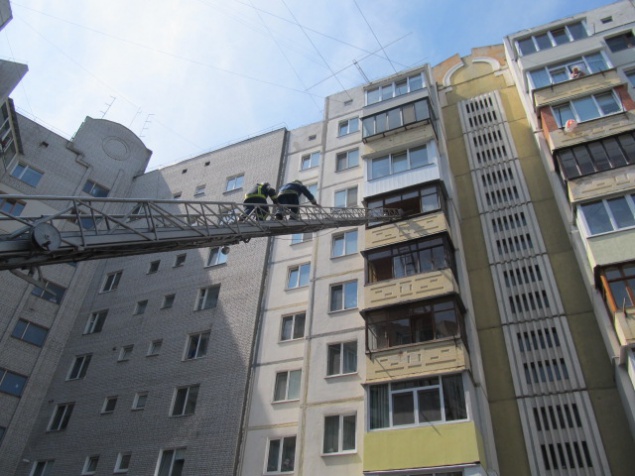 На Киевщине предотвратили падение трехлетнего мальчика с шестого этажа (фото)