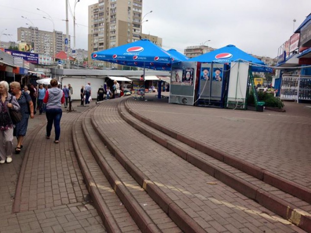 На Оболони убрали стихийный рынок возле метро “Героев Днепра”