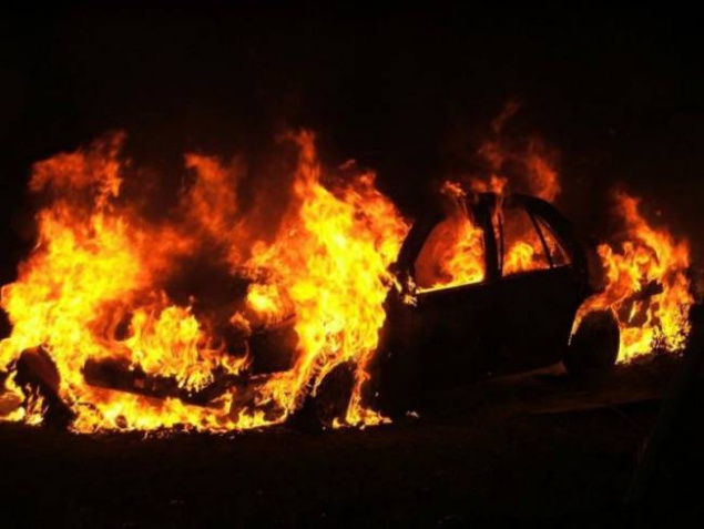 В Шевченковском районе Киева загорелись четыре автомобиля