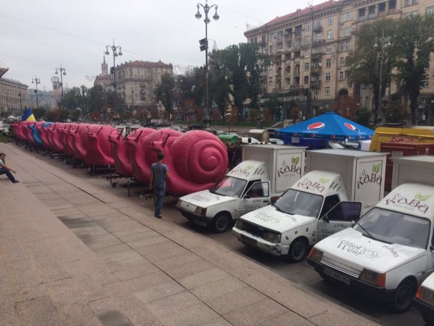 Под зданием КГГА митингуют “розовые улитки” (фото)