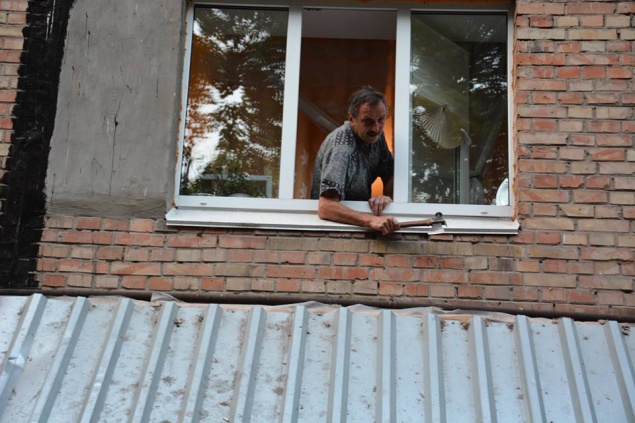 Киевляне, устав от беспредела, снесли незаконную пристройку на бульваре Леси Украинки (фото)