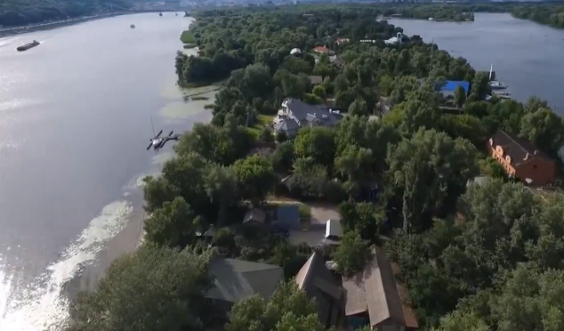 Активисты сняли с воздуха незаконную элитную застройку Труханового острова (видео)