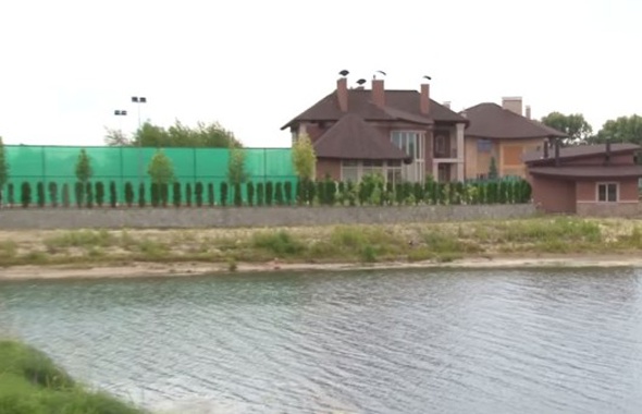 Экс-глава КРУ построил семейный городок на берегу Киевского моря (видео)
