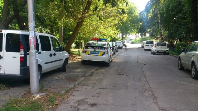 Полицейский патруль припарковался на тротуаре, объясняя нарушение “служебной необходимостью”