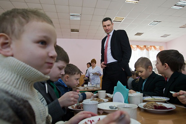 В Святошинском районе столицы детей намерены кормить дорого и абы чем