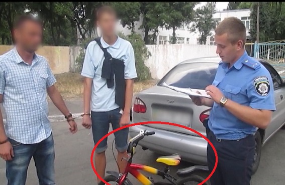 В Киеве милиция полгода охотилась за похитителями велосипедов из подъездов домов (видео)