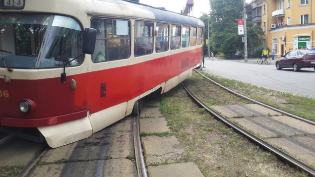В Киеве трамвай сошел с рельс (фото)