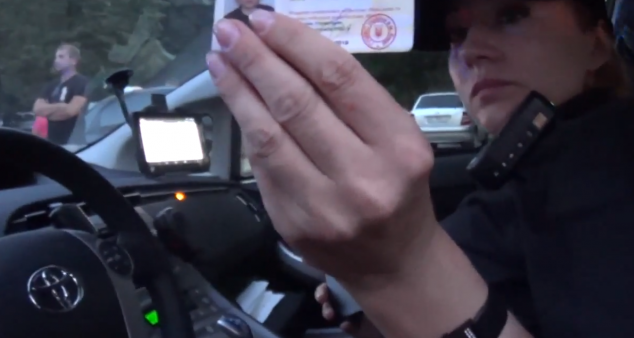 Сотрудница полиции “чистосердечно призналась”, что брызнула газом в салон автомобиля (видео)