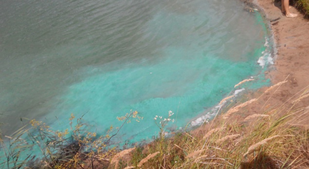 Уже второе столичное озеро окрасилось в неестественный бирюзовый цвет (фото)