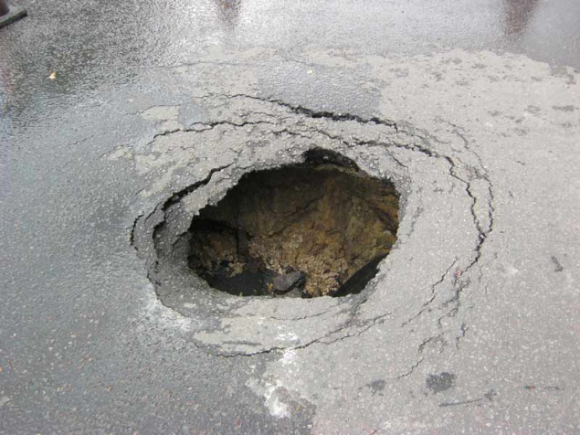 В Киеве автомобиль провалился под землю