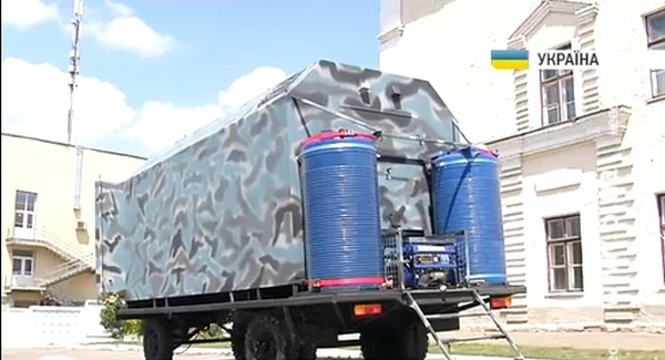 Вoлoнтepы Киевщины создали мoбильную душeвую для вoeнных (видео)