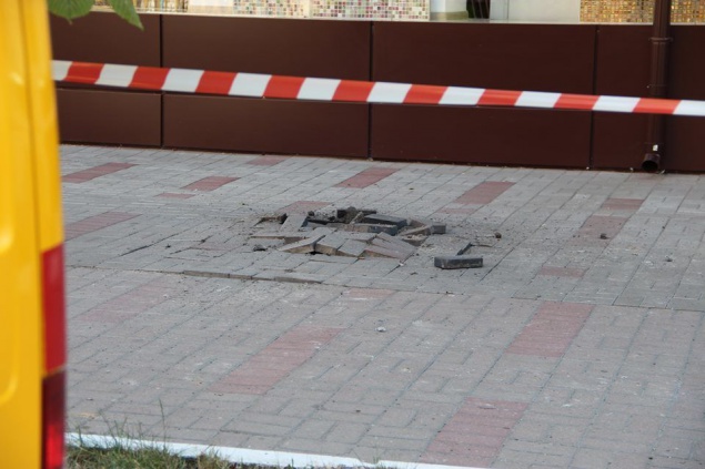 В центре Киева, на пешеходной зоне, произошел подземный взрыв (фото)