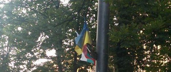 В Киеве неизвестные попортили флаги Болгарии, сильно похожие на флаги России (фото)