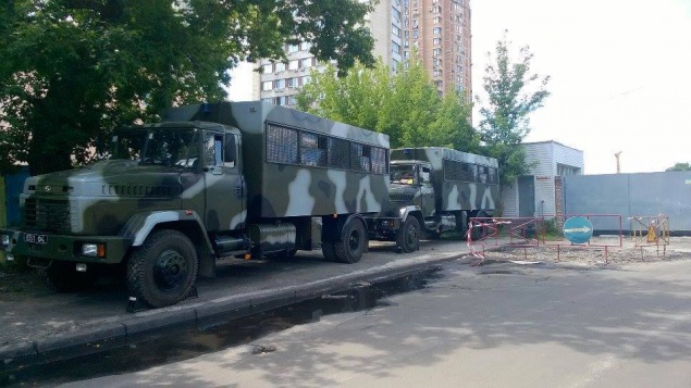 В Киеве под офис “Правого сектора” милиция подогнала автозаки (фото)