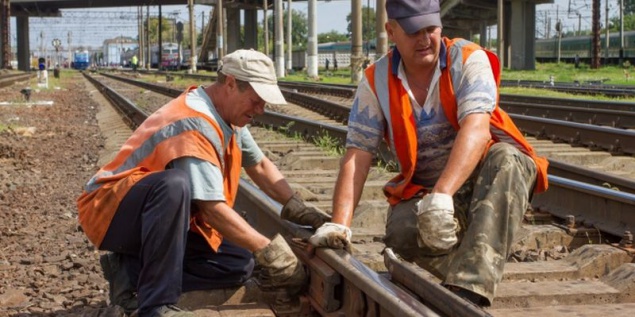 Железнодорожники “затарились” перчатками на 5 млн грн