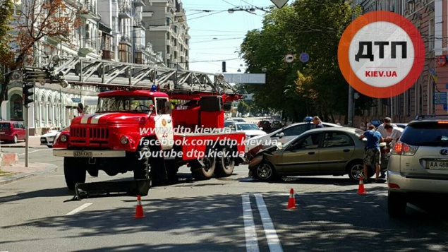 В Киеве ДЭУ врезался в машину ГосЧС, спешащую на пожар: пострадала беременная женщина