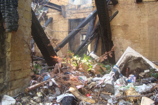 В Киеве на Печерске горел мусор в нежилой трехэтажке