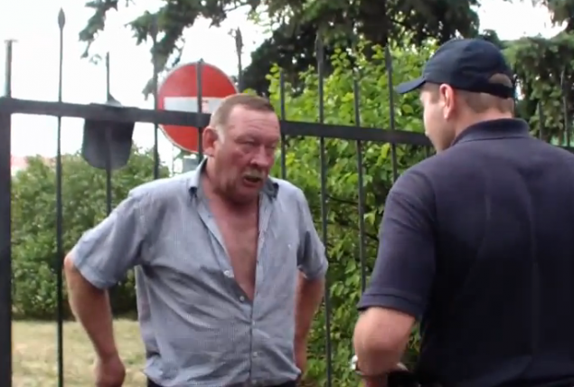 Киевская полиция надела наручники на пьяного “майора” (видео +18)