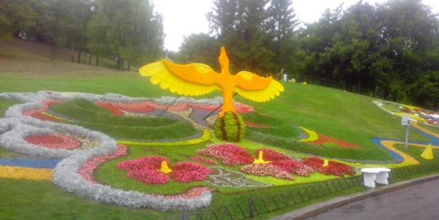 В Киеве на Певческом поле открылась 60-я юбилейная выставка цветов “Цветочный оберег” (фото)