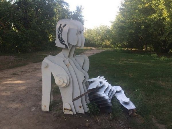 На столичной Пейзажной Аллее вандалы разбили скульптуру