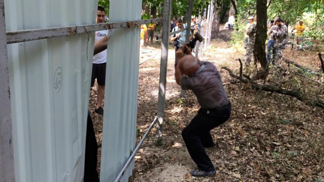 В с. Лесники Киевской области снесли забор скандальноизвестной застройки