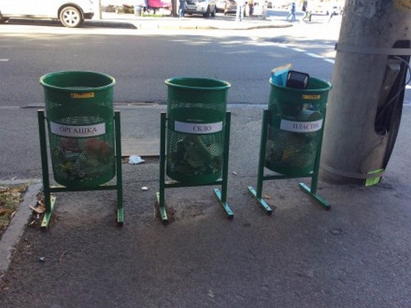На улицах Киева появились урны для разного вида мусора