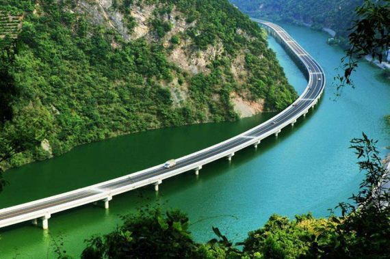 В Китае сохраняют леса, строя мосты вдоль рек