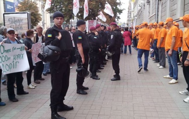 Под офисом “Нафтогаза” в Киеве смешались люди Коломойского, его оппоненты и правоохранители