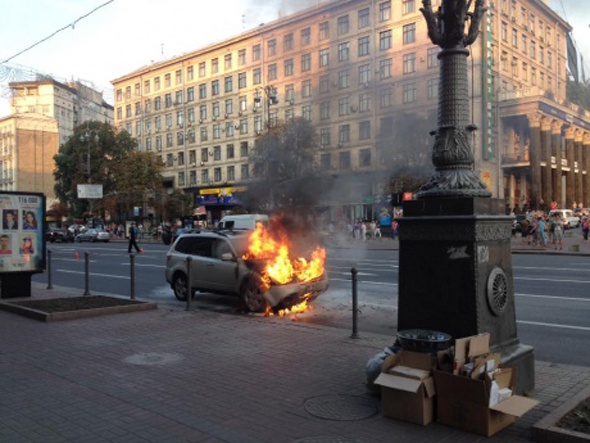 На Крещатике сгорело дипломатическое авто посольства США