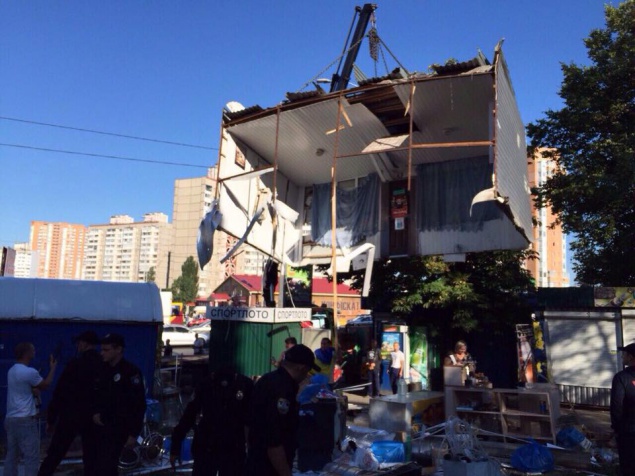 В Святошинском районе Киева демонтировали МАФы (фото)
