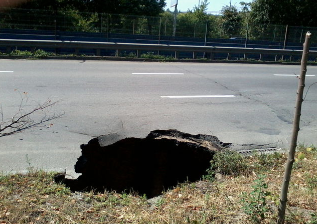 На дороге в Соломенском районе провалился асфальт, образовав яму приличных размеров (фото)