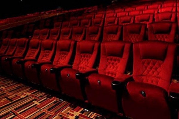 Столичный кинотеатр “Жовтень” предлагает приобрести право на именное кресло
