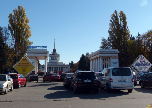 У столичных парковщиков забрали незаконно выделенные Киевсоветом 1,5 га земли на ВДНХ