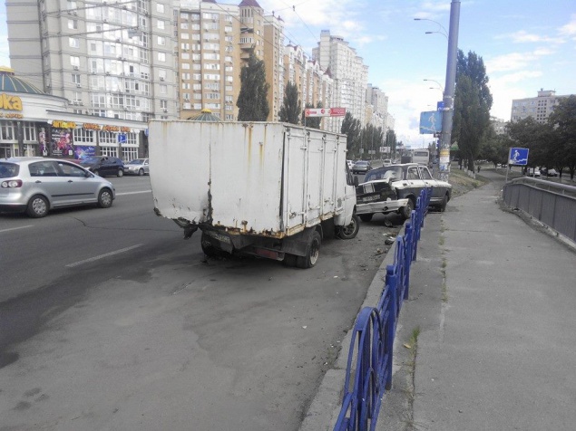 Жители Оболони требуют от чиновников убрать автохлам с проспекта Героев Сталинграда