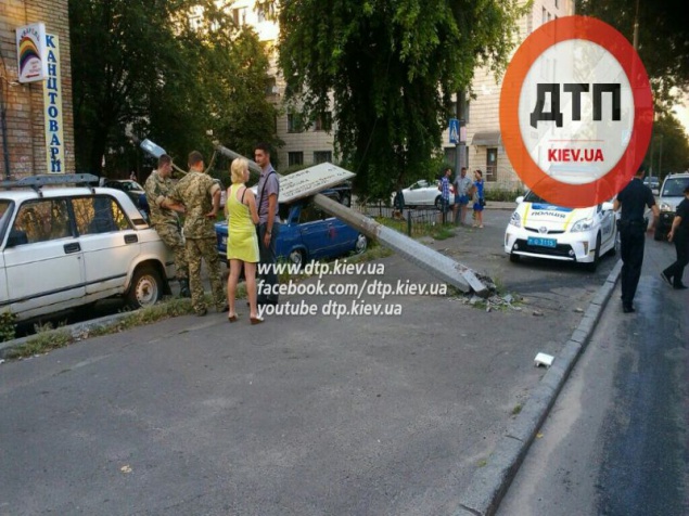 В Киеве на пешехода упал столб