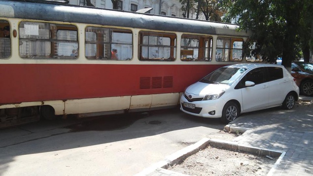 В Киеве на Подоле трамвай сошел с рельс и въехал в иномарку (фото)