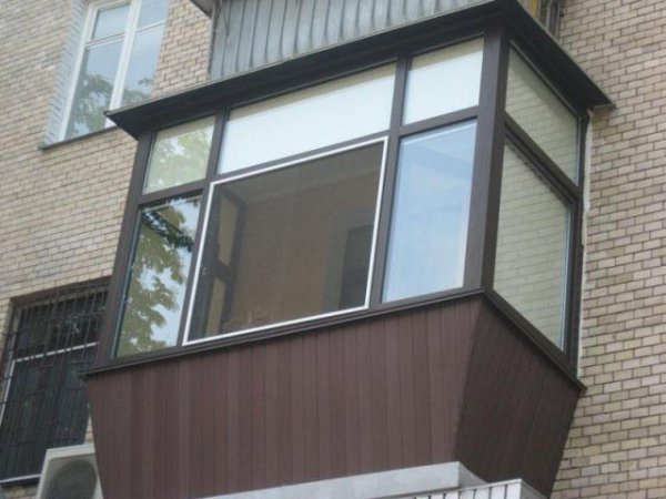В КГГА опровергли слухи о демонтаже застекленных балконов