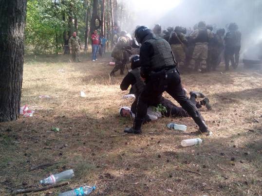 Под Киевом милиция тренировалась водометом “наводить порядки” на избирательных участках (фото)
