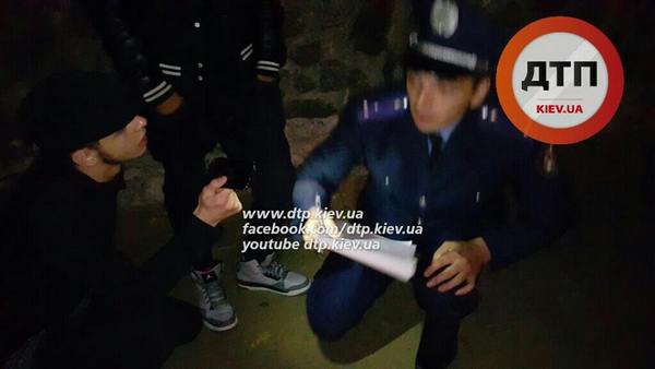 На Андреевском спуске, не без скандала, патрульные задержали курцов марихуаны (фото)