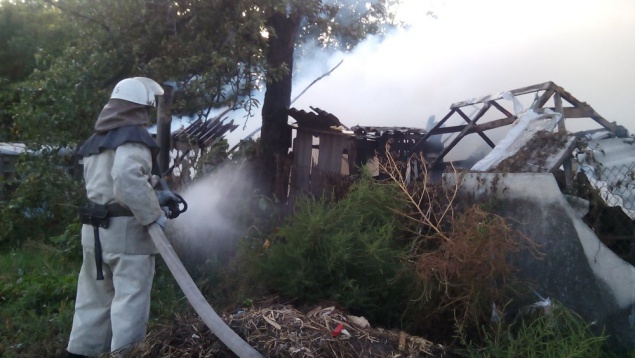 В Белоцерковском районе сгорело хозяйственное здание (фото)