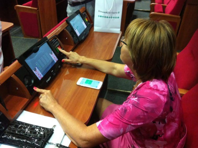 В Киевсовете установили новую систему для голосования, защищенную от “кнопкодавства” (фото)
