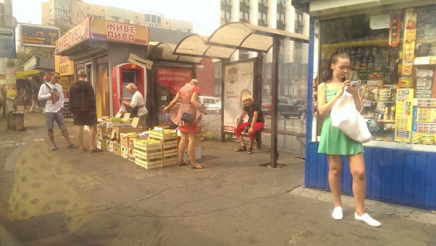 В столице торговцы овощами “захватили” остановку, вытеснив пассажиров