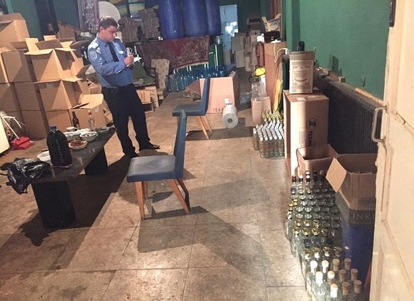 В Киеве обнаружили мощный подпольный цех по изготовлению алкоголя (фото, видео)