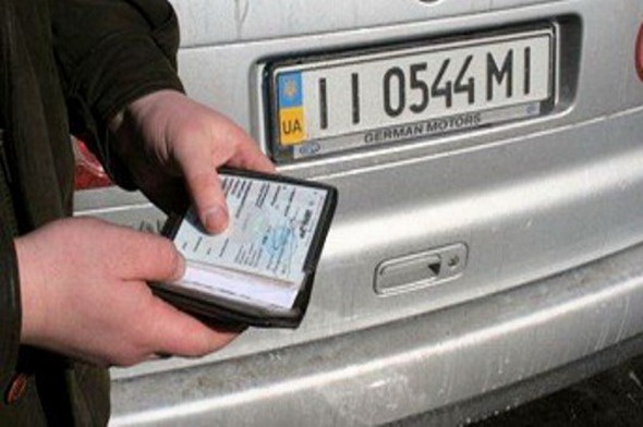 В Киеве поймали похитителя автомобильных номеров (видео)