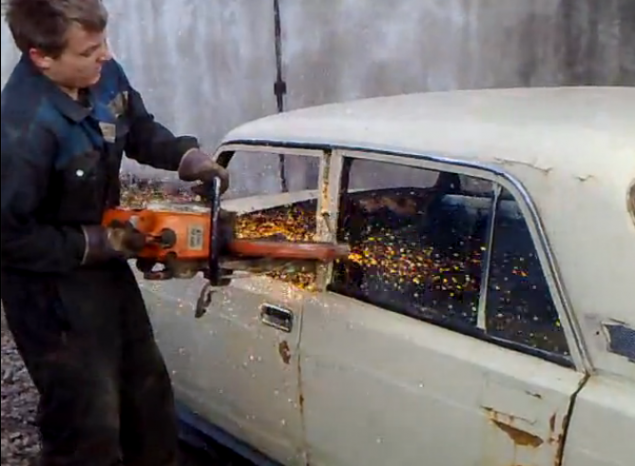 На Киевщине оставленную на обочине машину укатили и распилили на металл