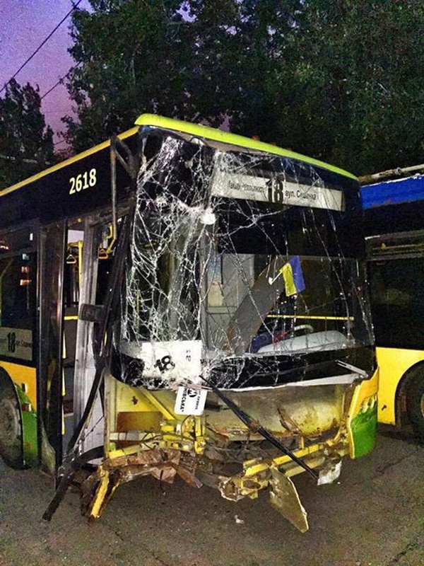 В Киеве троллейбус без водителя и пассажиров совершил ДТП (фото)
